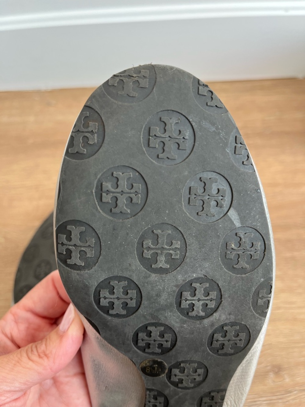 Tory Burch Reva Metallic Silver Leather Ballet Flats Logo Medallion Size 8.5 - Picture 8 of 11
